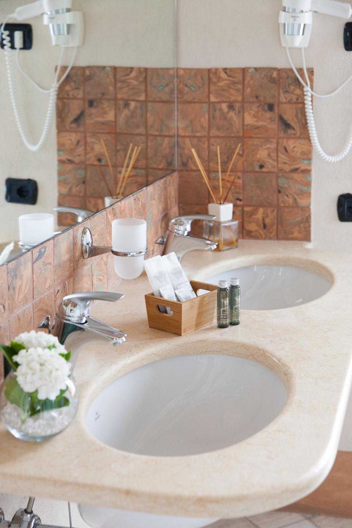 Отель Relais Montemarino Borgomale Экстерьер фото