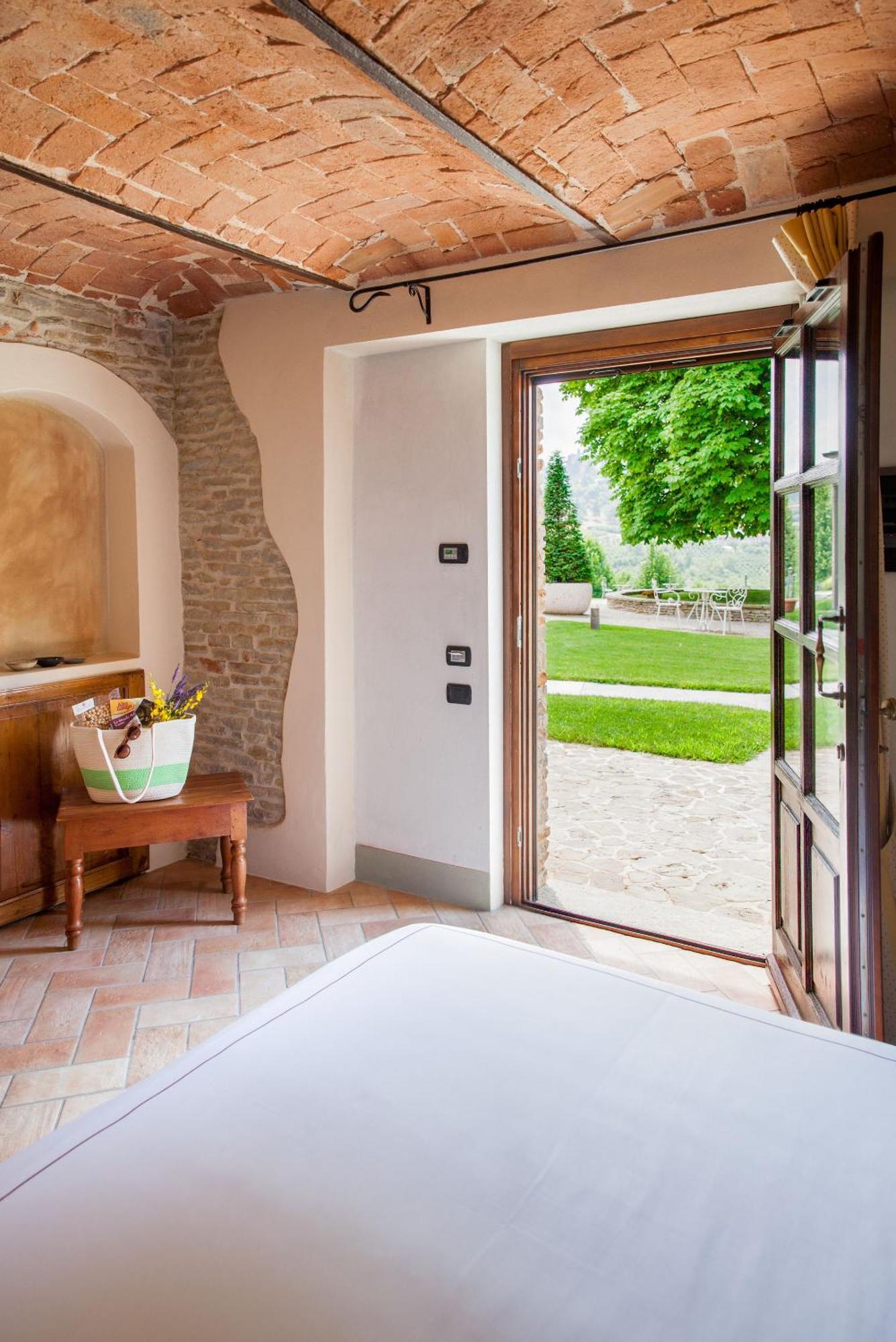 Отель Relais Montemarino Borgomale Экстерьер фото