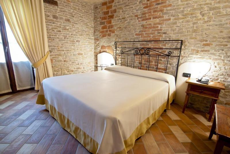 Отель Relais Montemarino Borgomale Экстерьер фото